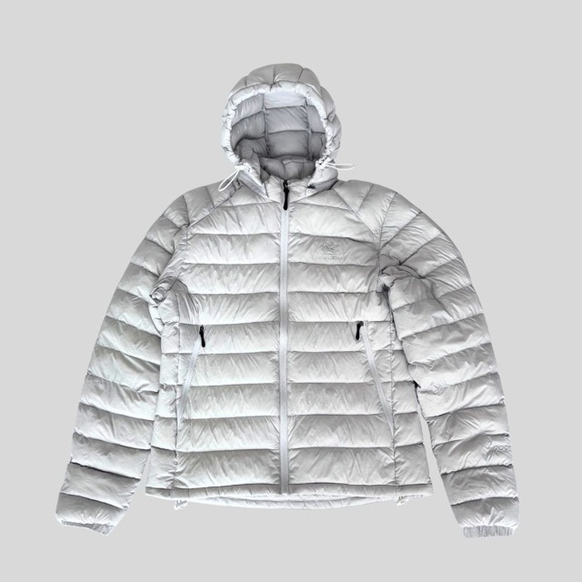 Arc’teryx Lightweight Down Jacket 3 Arcteryx white puff down jacket with hood for Japan, Korea, China, Europe, New Zealand, Australia winter travel