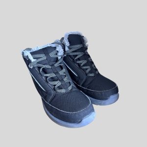 Decathlon black winter boots for Hokkaido, Europe, Harbin, Korea winter trip