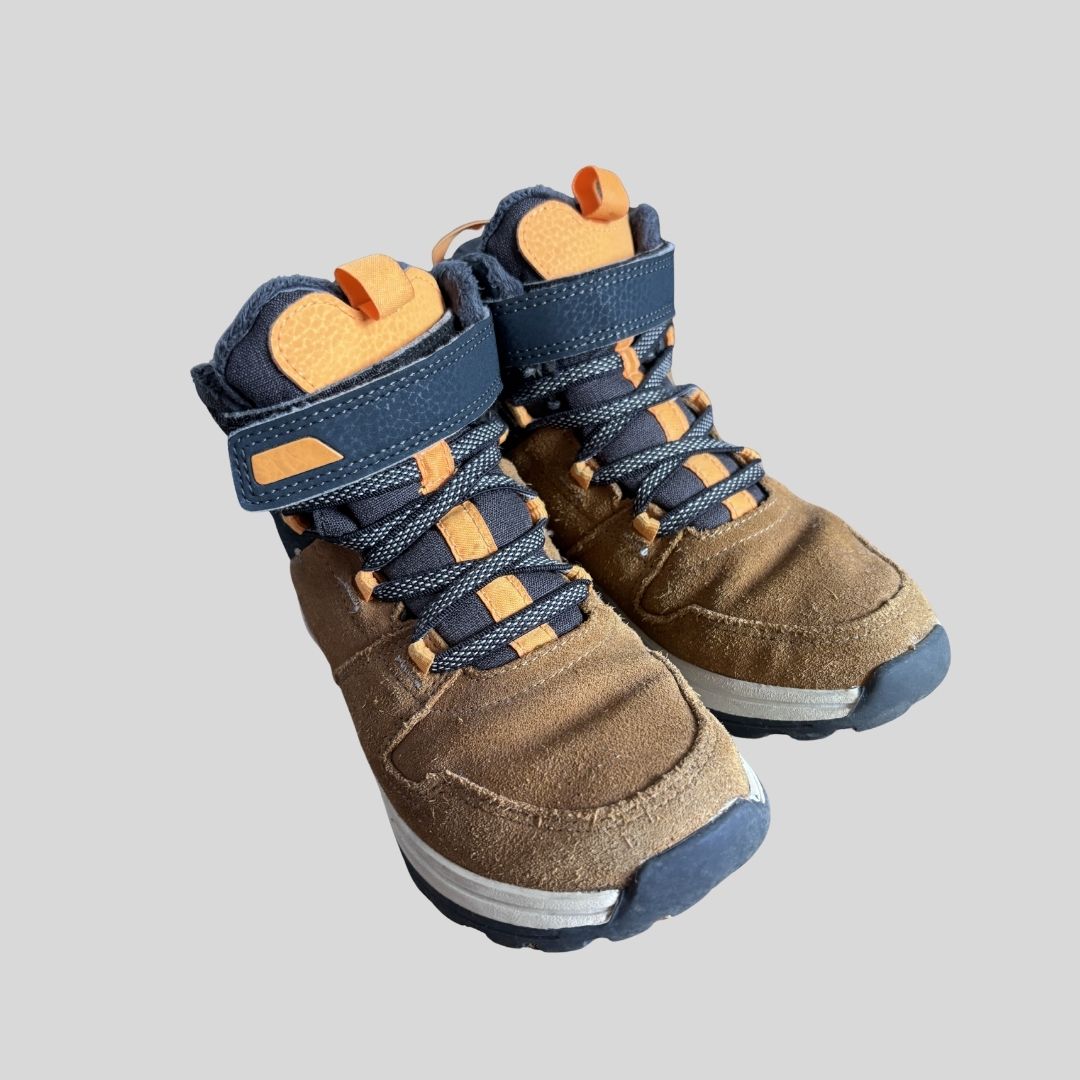 Quecha Winter Boots (5 – 6Y ) 3 Quecha brown winter boots for Hokkaido, Europe, Harbin, Korea winter trip
