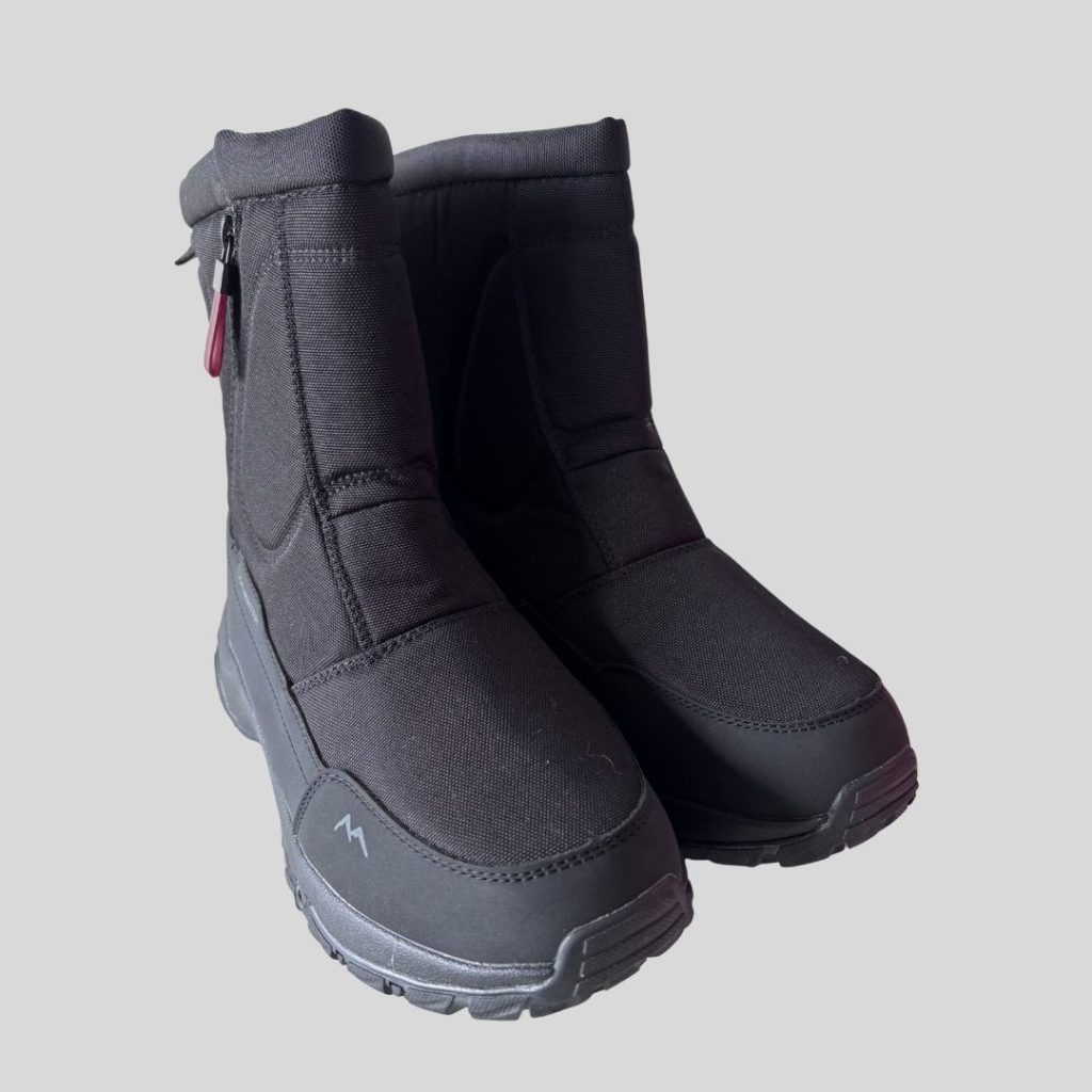 High black zipped waterproof and fleece insulated snow boots suitable for Japan, Korea, China, Europe snow trip