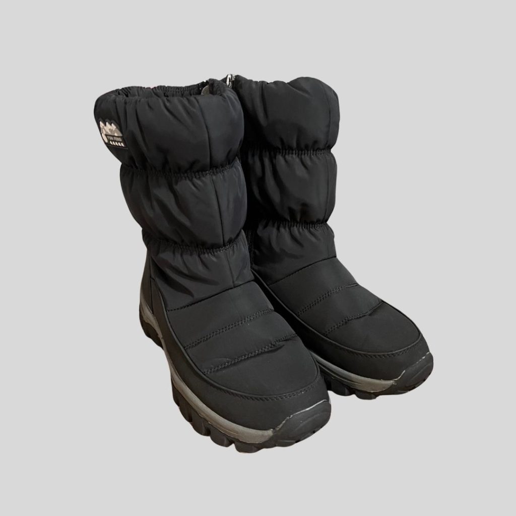 Black high waterproof wool insulated padded snow boots suitable for Harbin, Scandinavia winter trip