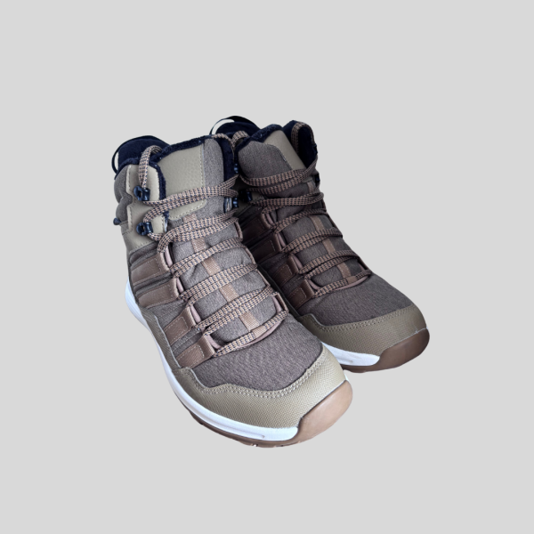 Adult winter boots for rent in Winterbuddy Singapore