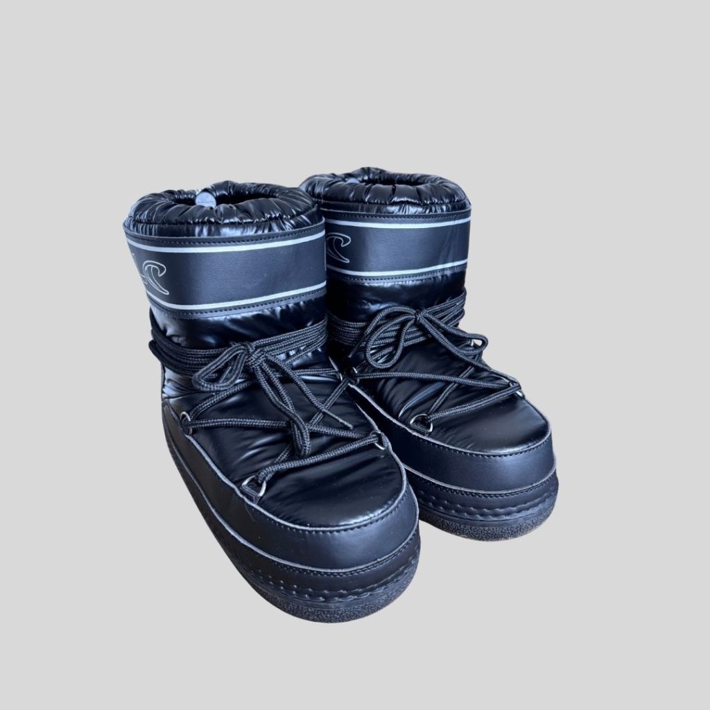 Oneill black moon boot style suitable for city walk in Japan, Korea, China, Europe winter trip