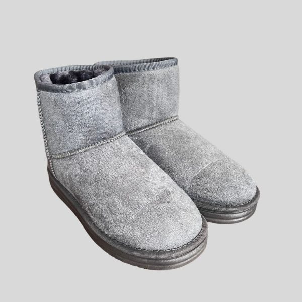 Fashion UGG style brown winter boots suitable for Japan, Korea, China, Europe winter trip