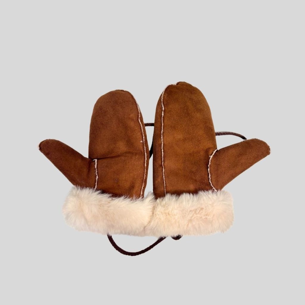 Thick brown mitten suitable for Harbin and Scandinavia winter trip
