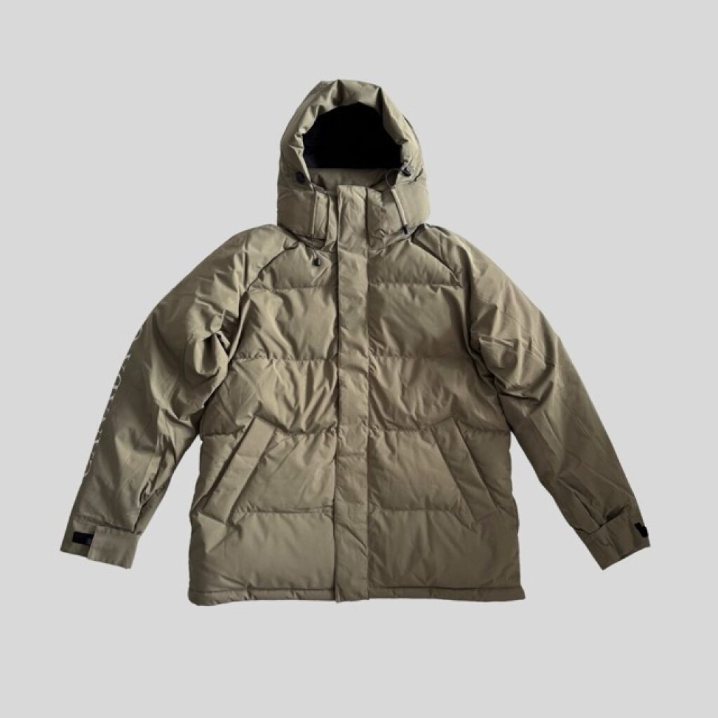 Canada goose green waterproof hooded down jacket for extreme cold weather travel